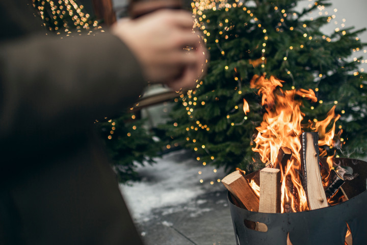 Privates Familien Lagerfeuer auf dem Hoteldach